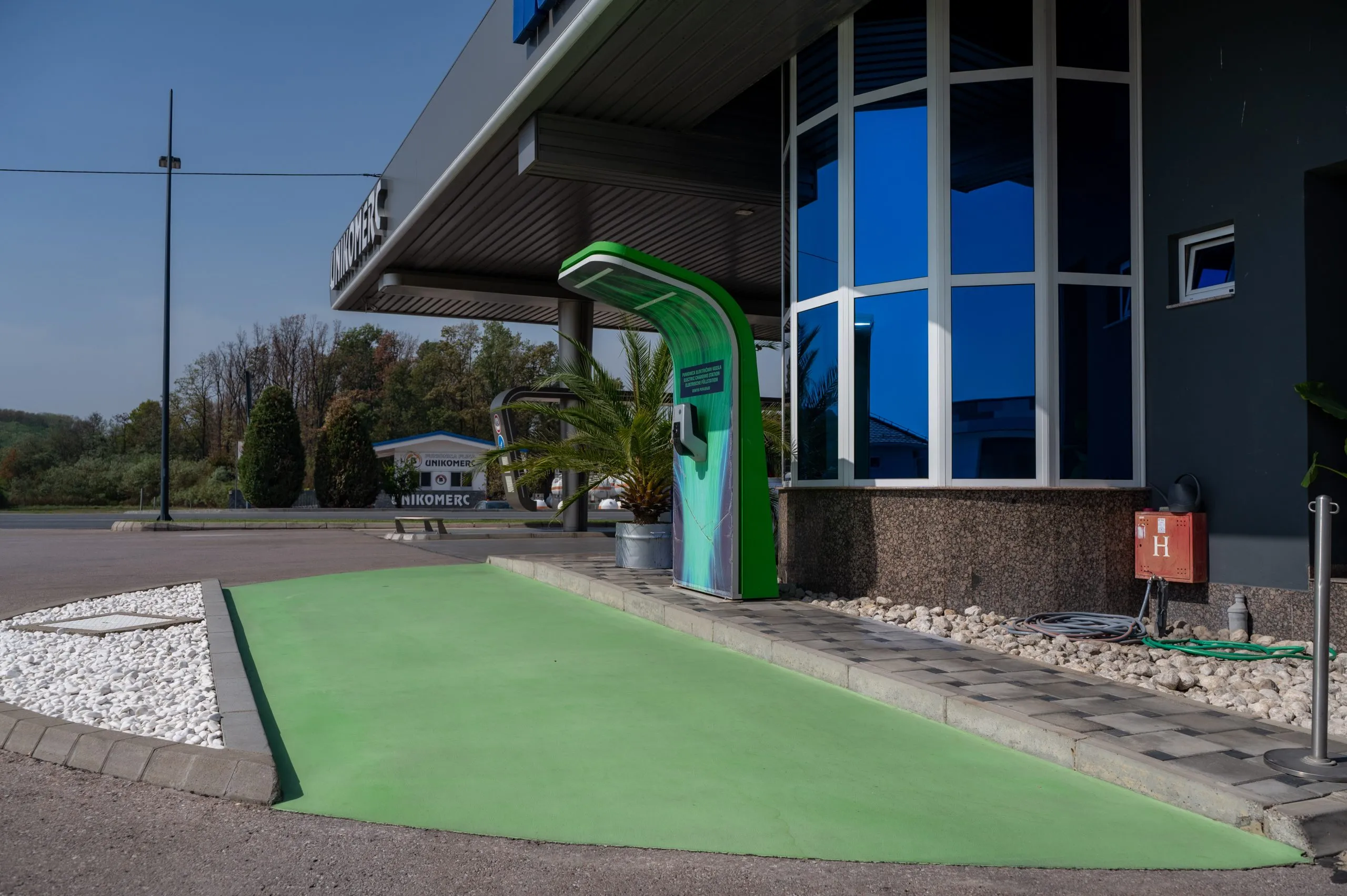 Punjač za električna vozila na benzinskoj pumpi Unikomerc Gradačac
